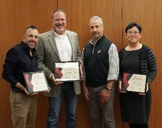 Gabi Eissa receiving the 2023 Fowler Teaching Excellence Award