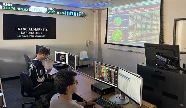 students in the financial markets lab