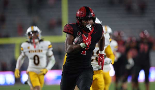Sutton carries the ball during the Aztecs’ win against Wyoming